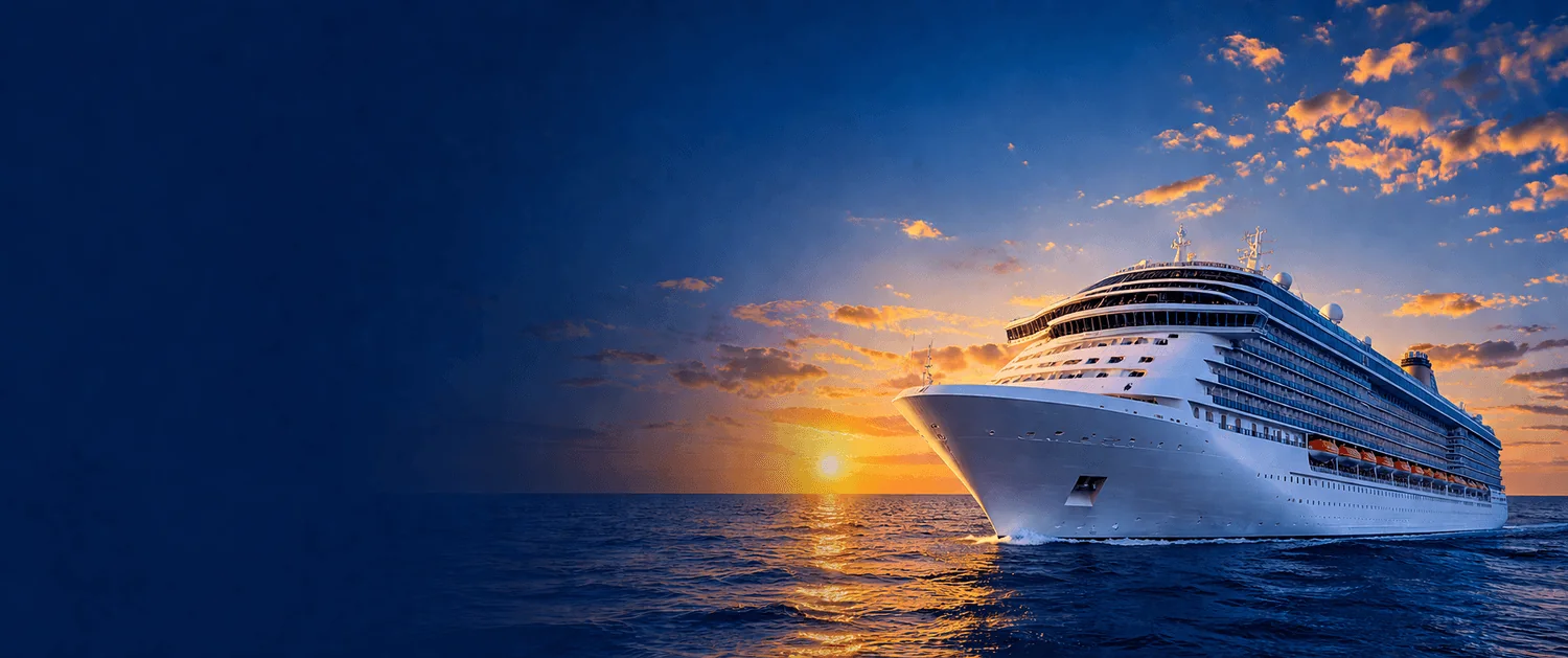 Crucero navegando al atardecer
